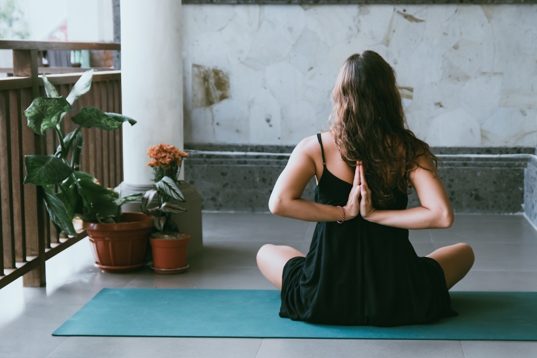 Yoga för bättre sömn – enkla övningar före läggdags